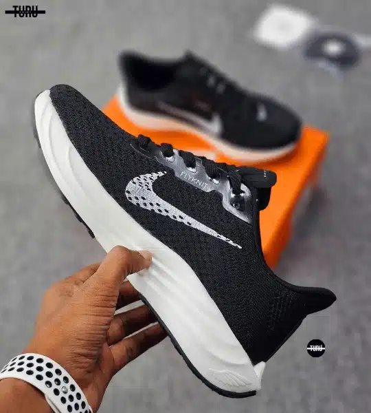 ZoomX Invincible Run Flyknit - Black - Image 4