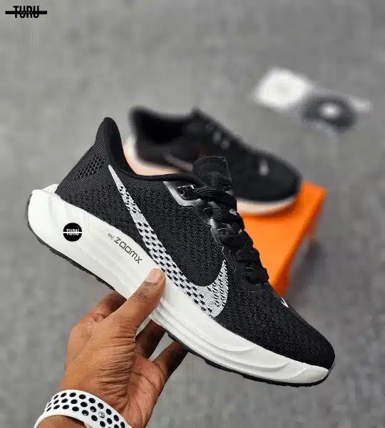 ZoomX Invincible Run Flyknit - Black - Image 7