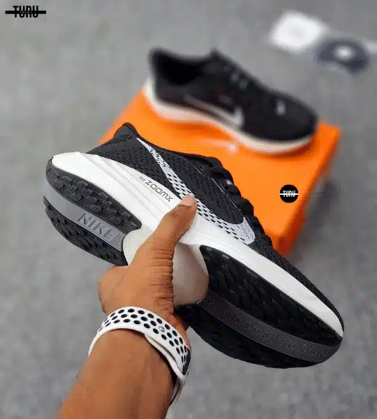 ZoomX Invincible Run Flyknit - Black - Image 2